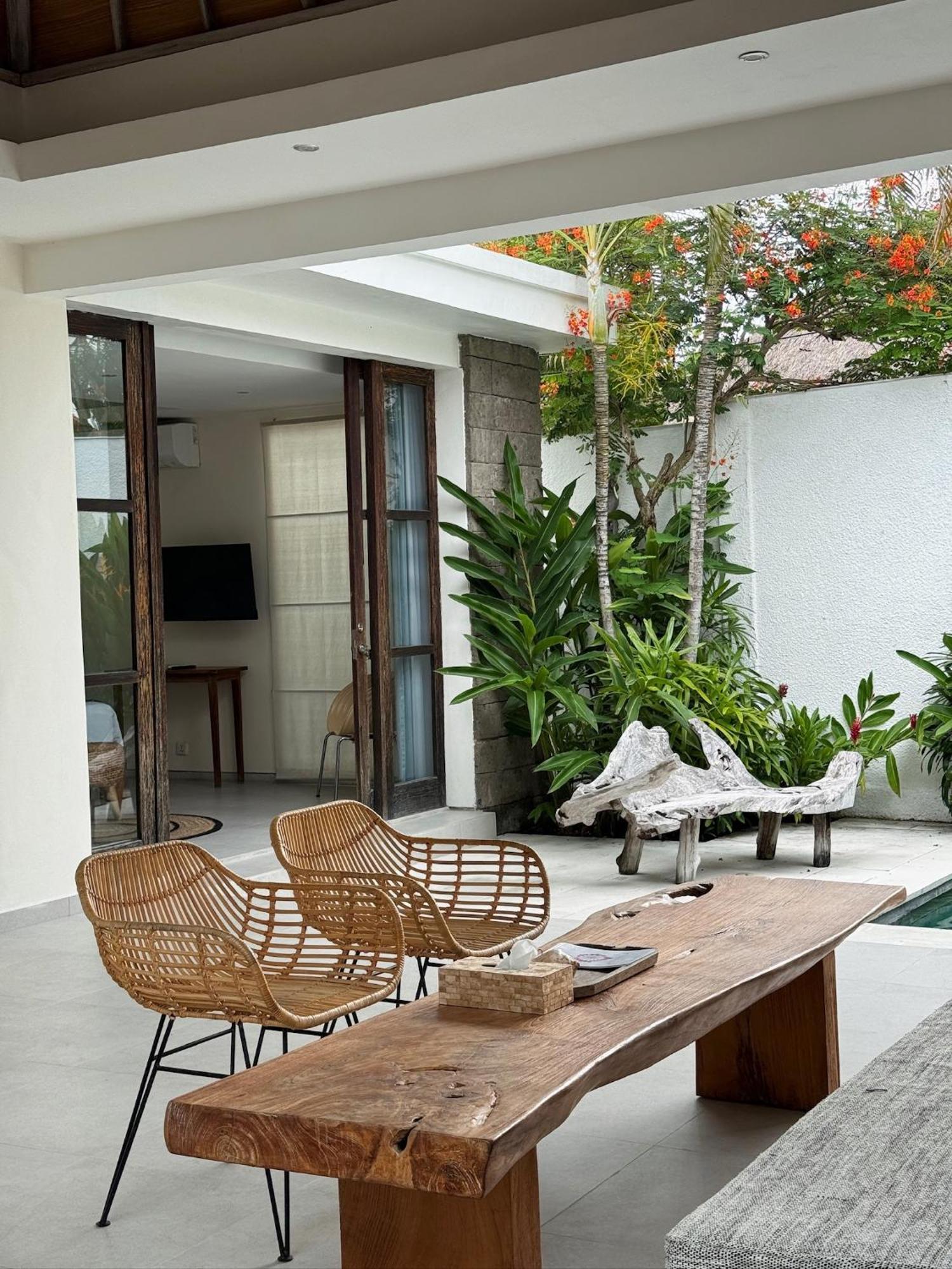 Aster Villa Seminyak Exterior photo
